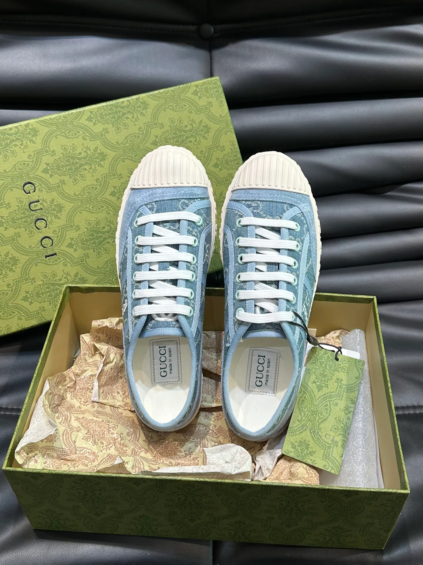 Men's shoes 💰p380 "GUCC*" Couple style 👫 lace-up canvas sneakers, crafted from light blue GG denim fabric, showing uniqueness. Classic details such as the GG printed embossed outsole, interlocking G and "Gucci" embroidery add to the glamorous style. Privately-made T men's shoes 💰pU original outsole, with exquisite details, impeccable fit, and a flat toe that has a retro feel! Customized canvas, classic double G logo, and the spring and summer color combinations are also very interesting! Size: Female 35-39. Male 38-44
